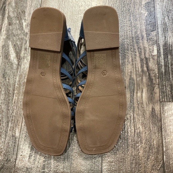 Journee Collection Navy and Tan Strappy Sandals Size 8.5 - Picture 6 of 12